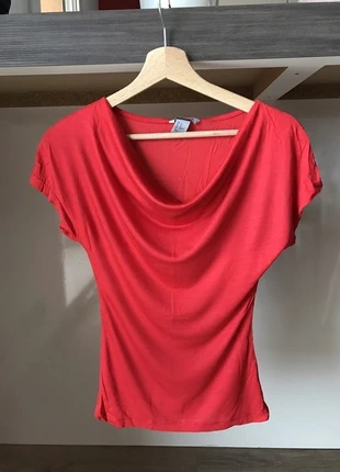 T-shirt rouge h&m, merk: H&M, staat: Heel goed, maat: XS / 34 / 6, € 2,00, € 2,80 inclusief Kopersbescherming