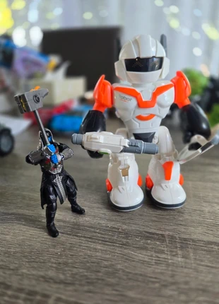 2 roboty . Jeden na baterie, état: Très bon état, taille: Taille unique, 5,00 €, 5,95 € Protection acheteurs incluse