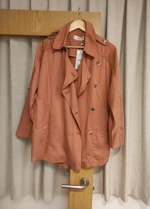Chaqueta gabardina mujer fluida coral. Talla XS 🧡, merk: Mango, staat: Nieuw met prijskaartje, maat: XS / 34 / 6, € 25,00, € 26,95 inclusief Kopersbescherming