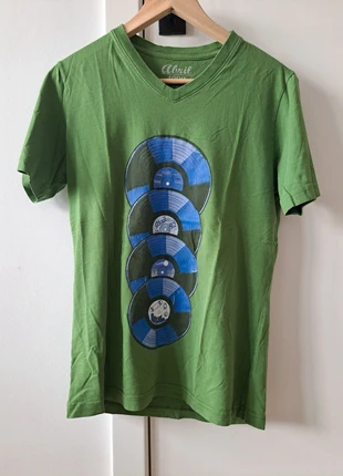 Groene T-shirt vinyl, merk: Abril, staat: Goed, maat: M, € 2,00, € 2,80 inclusief Kopersbescherming