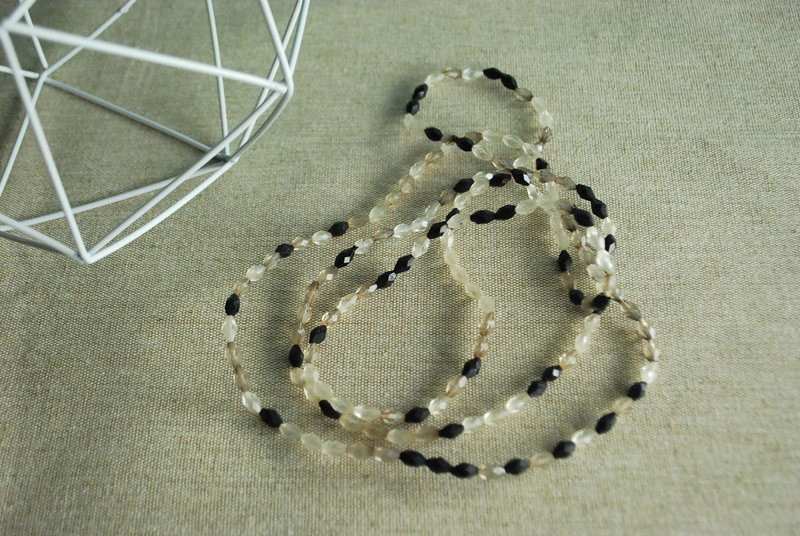 Long collier / sautoir de perles noires, beiges et transparentes style bohème 1