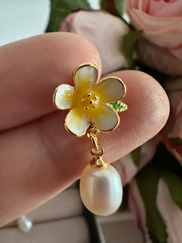 Boucles d’oreilles fleurs émaillées & perles d’eau douce – argent, fait main, rare en Europe - photo numéro 6