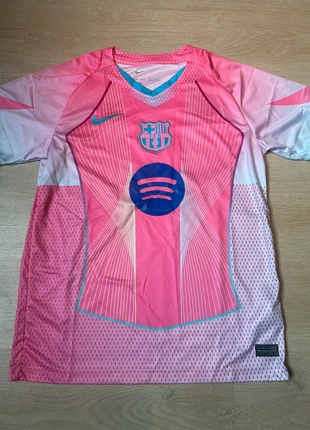 Maillot de foot Barcelone concept, marque: Nike, état: Neuf avec étiquette, taille: M, 18,00 €, 19,60 € Protection acheteurs incluse