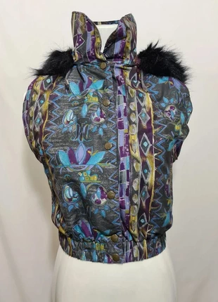 Doudoune sans manches à capuche motifs graphiques des années 80-90, marca: Vintage, estado: Muito bom, tamanho: M / 38 / 10, €30.00, €32.20 inclui Proteção do Comprador Pro