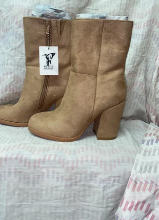 Stivaletto camoscio beige scuro, brand: Martin Pescatore, condizioni: Nuovo con cartellino, taglia: 37, €11.00, €12.25 include la Protezione acquisti