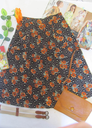 Jupe velours noir et fleurs oranges. Poche à rabat original. Taille 34. Vintage., marke: Vintage, zustand: Sehr gut, größe: XS / 34 / 6, 18,00 €, 19,60 € beinhaltet Vinted-Käuferschutz Pro