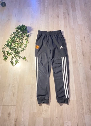 Jogging adidas, merk: adidas, staat: Goed, maat: 12 jaar / 152 cm, € 10,00, € 11,20 inclusief Kopersbescherming