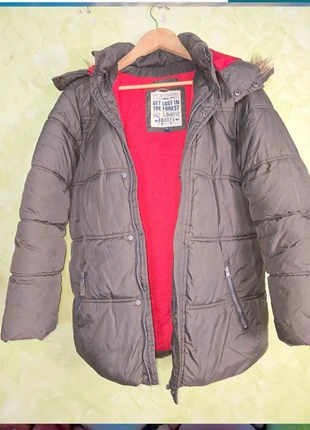 Maravilloso plumas acolchado con pelitos alrededor del gorro 🪁, merk: Brotes, staat: Heel goed, maat: 13 jaar / 158 cm, € 5,00, € 5,95 inclusief Kopersbescherming