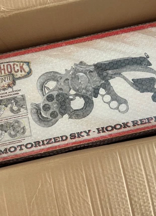 Bioshock Infinite Skyhook Booker Dewitt new, brand: Bioshock, condizioni: Nuovo senza cartellino, taglia: Neonati, 44 cm, €289.00, €304.15 include la Protezione acquisti
