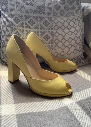 Escarpins bouts ouverts jaune pastel , brand: éram, condizioni: Nuovo senza cartellino, taglia: 35, €5.00, €5.95 include la Protezione acquisti