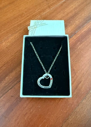 Collana Guess in acciaio con ciondolo a cuore, marca: GUESS, estado: Muy bueno, 20,00 €, 21,70 € Protección al comprador incluida