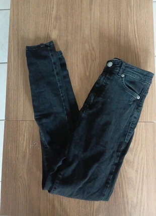 Jeans trouer Taille haute tw taille 34, marke: totally unstoppable, zustand: Sehr gut, größe: XS / 34 / 6, 5,00 €, 5,95 € beinhaltet Vinted-Käuferschutz Pro