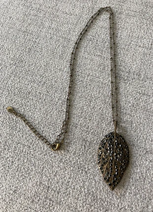 Collier pendentif feuille dorée effet bronze réversible serti pierres anthracite Aldo, marke: ALDO, zustand: Gut, 7,00 €, 8,05 € inklusive Vinted-Käuferschutz