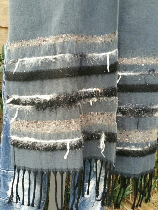 Écharpe laine mohair fils argentés, sequins franges neuve 3