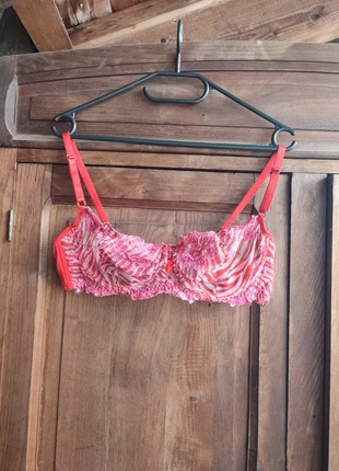 Soutiens gorge rouge et rose, marque: JSP, état: Neuf sans étiquette, taille: 95C, 5,00 €, 5,95 € Protection acheteurs incluse