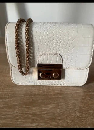 Pochette vernis couleur creme boucle doré Minelli, marque: Minelli, état: Très bon état, 12,00 €, 13,30 € Protection acheteurs incluse