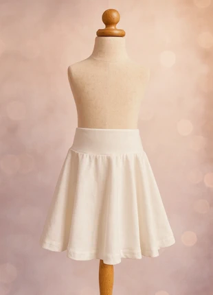 Jolie jupe blanche 8 ans, état: Très bon état, taille: 8 ans / 128 cm, 5,00 €, 5,95 € Protection acheteurs incluse