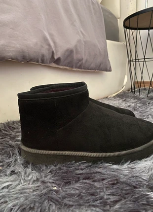 Bottines noires style UGG fourrées – parfaites pour l’hiver !, marke: Primark, zustand: Sehr gut, größe: 36, 6,00 €, 7,00 € inklusive Vinted-Käuferschutz