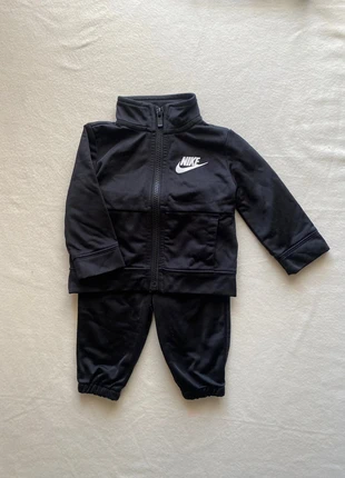 Ensemble Survêtement Bébé Nike Noir | 6 mois, marke: Nike, zustand: Sehr gut, größe: 6-9 Monate / 68, 8,00 €, 9,10 € inklusive Vinted-Käuferschutz