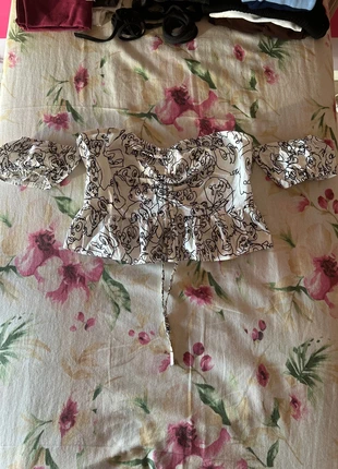 Top Corto con Scollatura a Cuore – Stampa Line Art – Stile Artistico e Romantico, marca: Shein, estado: Muito bom, tamanho: M / 38 / 10, €3.00, €3.85 inclui Proteção do Comprador