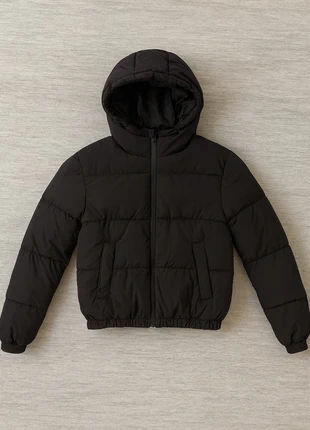 Doudoune noire chaude & tendance • Parfait état • Style unisexe, marca: Bershka, estado: Muito bom, tamanho: M, €35.00, €37.45 inclui Proteção do Comprador