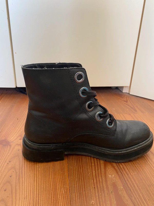 anfibi in pelle nera