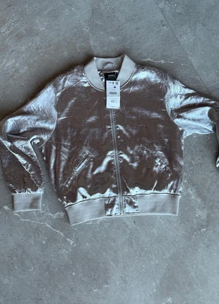 Bomber color argento, marque: Bershka, état: Neuf sans étiquette, taille: M / 38 / 10, 15,00 €, 16,45 € Protection acheteurs incluse