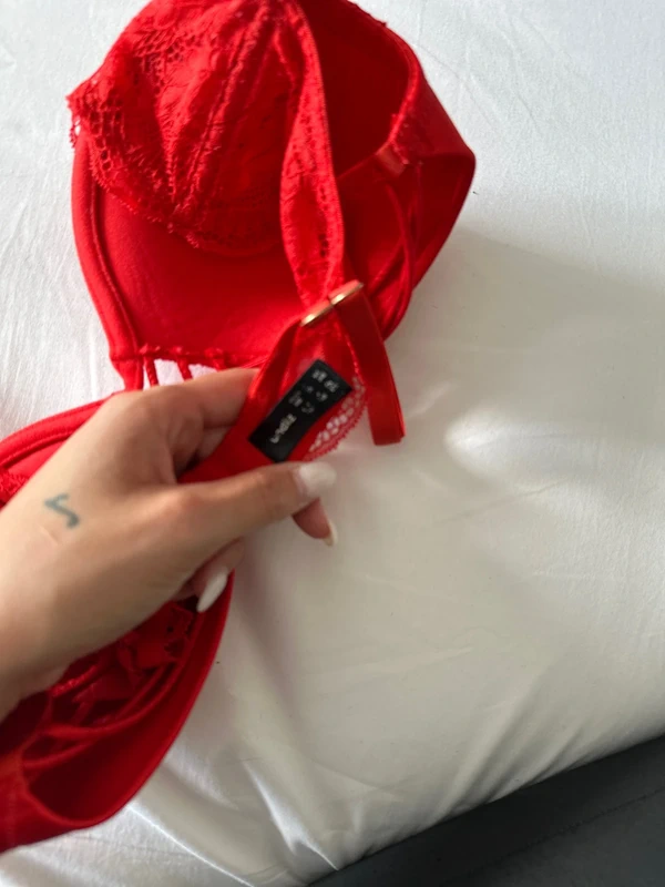 Soutien gorge rouge - photo numéro 3