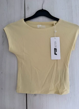 Butter yellow croptop, merk: Yellow, staat: Nieuw met prijskaartje, maat: S / 36 / 8, € 5,00, € 5,95 inclusief Kopersbescherming