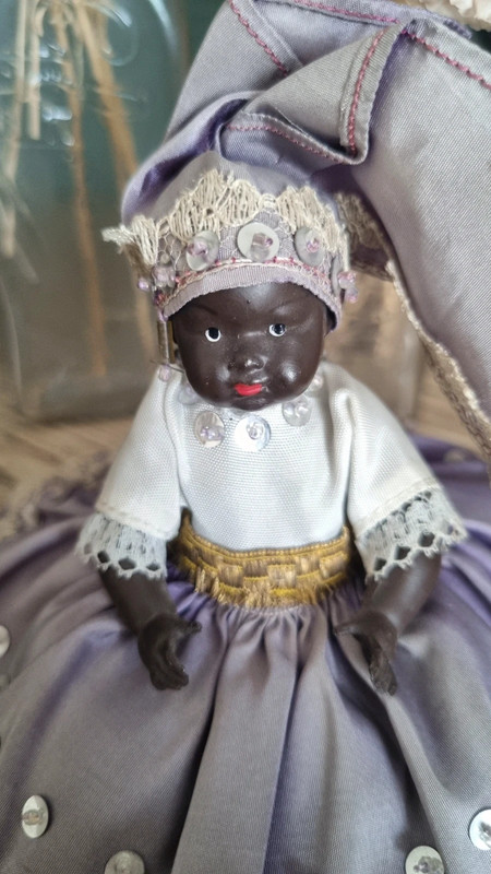 Ancienne petite poupée Petitcollin noire costume traditionnel