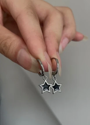 y2k simple silver colored black star earrings, merk: y2k, staat: Nieuw zonder prijskaartje, € 7,49, € 8,56 inclusief Kopersbescherming