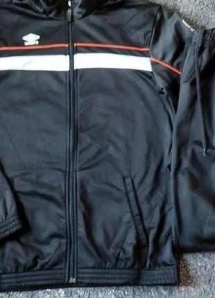 Ensemble survêtement umbro noir et orange 174 cm M homme sport, marque: Umbro, état: Très bon état, taille: M, 8,00 €, 9,10 € Protection acheteurs incluse