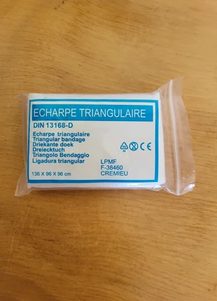 Echarpe triangulaire neuve, état: Neuf avec étiquette, 2,00 €, 2,80 € Protection acheteurs incluse