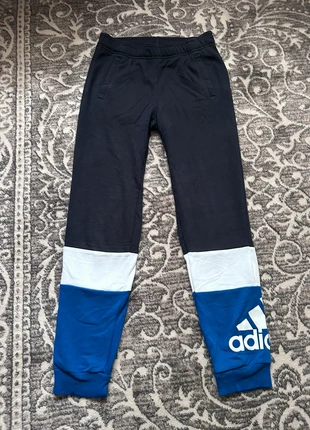 Jogging Adidas Bleu, marke: adidas, zustand: Gut, größe: 12 Jahre / 152, 12,50 €, 13,83 € inklusive Vinted-Käuferschutz