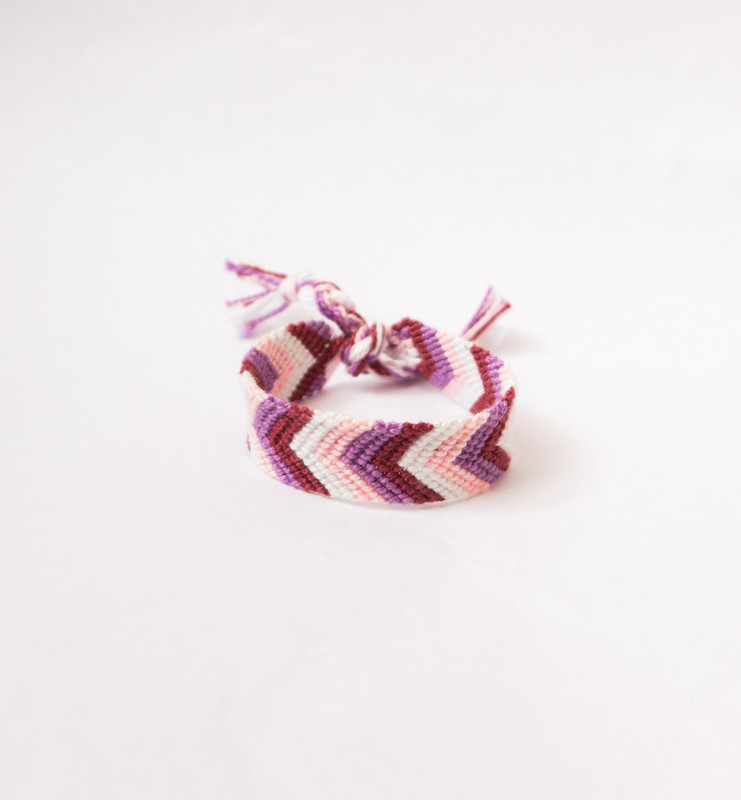 Véritable bracelet brésilien à la tonalité rose/violet signé By O. LAFOND