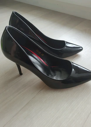 Escarpins noir , marque: UNE, état: Très bon état, taille: 39, 10,00 €, 11,20 € Protection acheteurs incluse