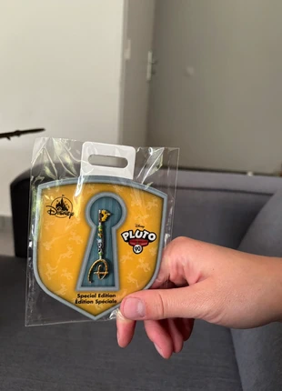 Pin’s Disney édition limitée clé 90 ans Pluto, marke: Disney, zustand: Neu, mit Etikett, 15,00 €, 16,45 € inklusive Vinted-Käuferschutz