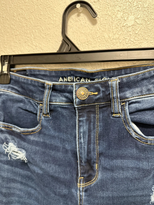 Cute ripped American Eagle jeans 2