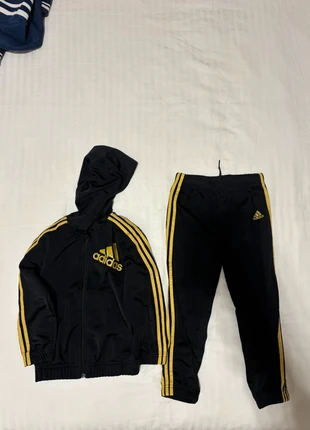 Tuta Adidas nera oro, marke: adidas, zustand: Sehr gut, größe: 4 Jahre / 104, 18,00 €, 19,60 € inklusive Vinted-Käuferschutz