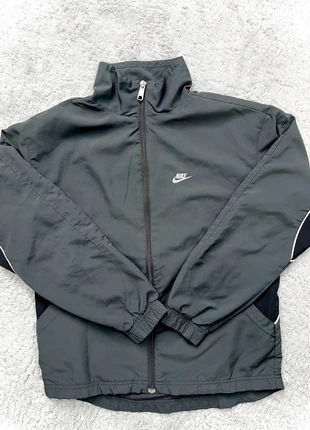 Veste Vintage trackpant grise et noire Taille XS, marque: Nike, état: Très bon état, taille: XS, 27,99 €, 30,09 € Protection acheteurs incluse