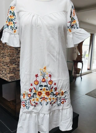 Robe blanc avec broderie, brand: sans marque, condizioni: Ottime, taglia: M / IT 42 / EU 38, €8.00, €9.10 include la Protezione acquisti