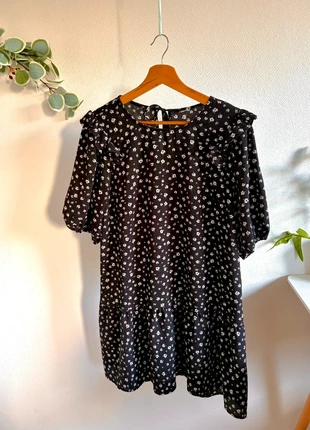 Très jolie petite robe noire demie manches et fleurs blanches 38 49, brand: H&M, condizioni: Nuovo senza cartellino, taglia: M / IT 42 / EU 38, €11.00, €12.25 include la Protezione acquisti