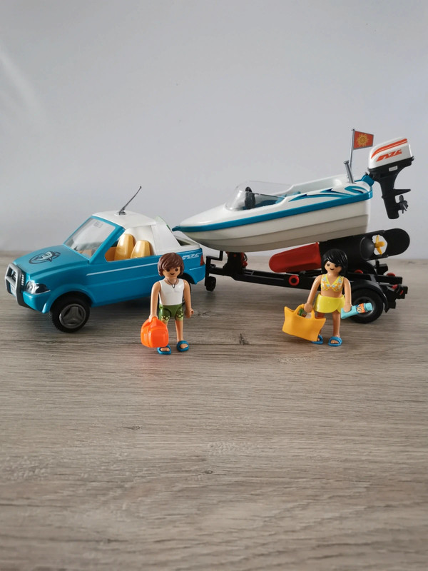 Voiture avec bateau et moteur submersible, par Playm