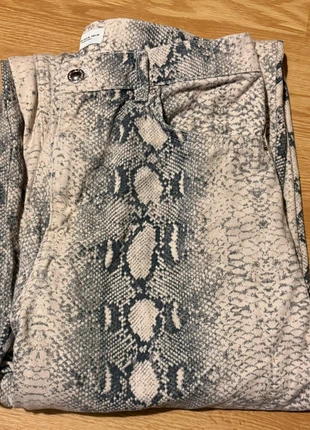 Jean blanc et gris Bershka, taille 40, marque: Bershka, état: Très bon état, taille: L / 40 / 12, 11,00 €, 12,25 € Protection acheteurs incluse