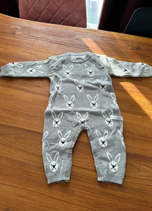 Combinaison bébé gris motif lapin - hiver - doux - confortable - neuf, état: Neuf avec étiquette, taille: 9-12 mois / 74 cm, 25,00 €, 26,95 € Protection acheteurs (Pro) incluse