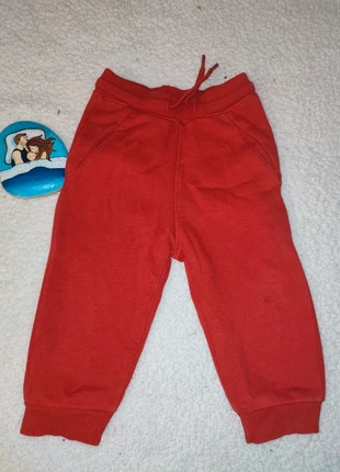 Pantalon jogging rouge en 12 mois de marque orchestra en parfait état , brand: Orchestra, condizioni: Ottime, taglia: 12-18 mesi / 80 cm, €2.00, €2.80 include la Protezione acquisti