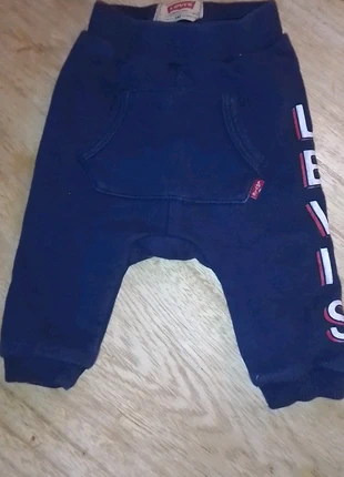 Jogging Lévis, marque: Levi's, état: Satisfaisant, taille: 3-6 mois / 62 cm, 2,00 €, 2,80 € Protection acheteurs incluse
