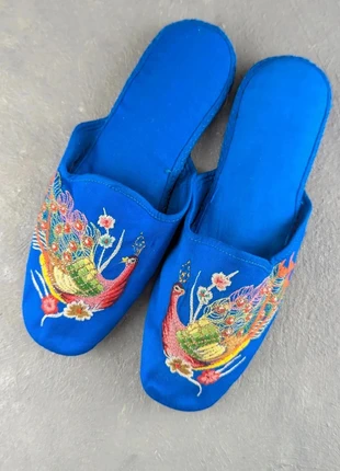 Pantoufles brodées pointure 34/35 vintage – années 90, bleu, paon, marque: Vintage Dressing, état: Neuf sans étiquette, taille: 34, 18,00 €, 19,60 € Protection acheteurs incluse