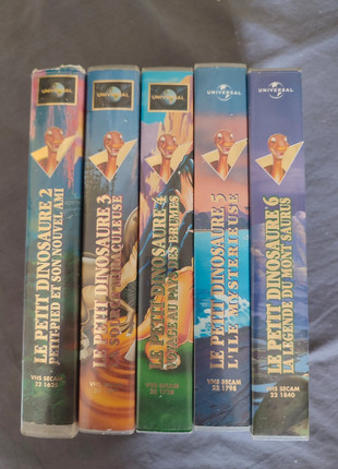  5 VHS de la série " le petit dinosaure"