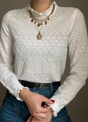 Blouse en coton blanche broderie anglaise fleur col montant volant, merk: Boutique Bohéme, staat: Heel goed, maat: XS / 34 / 6, € 20,00, € 21,70 inclusief Kopersbescherming Pro
